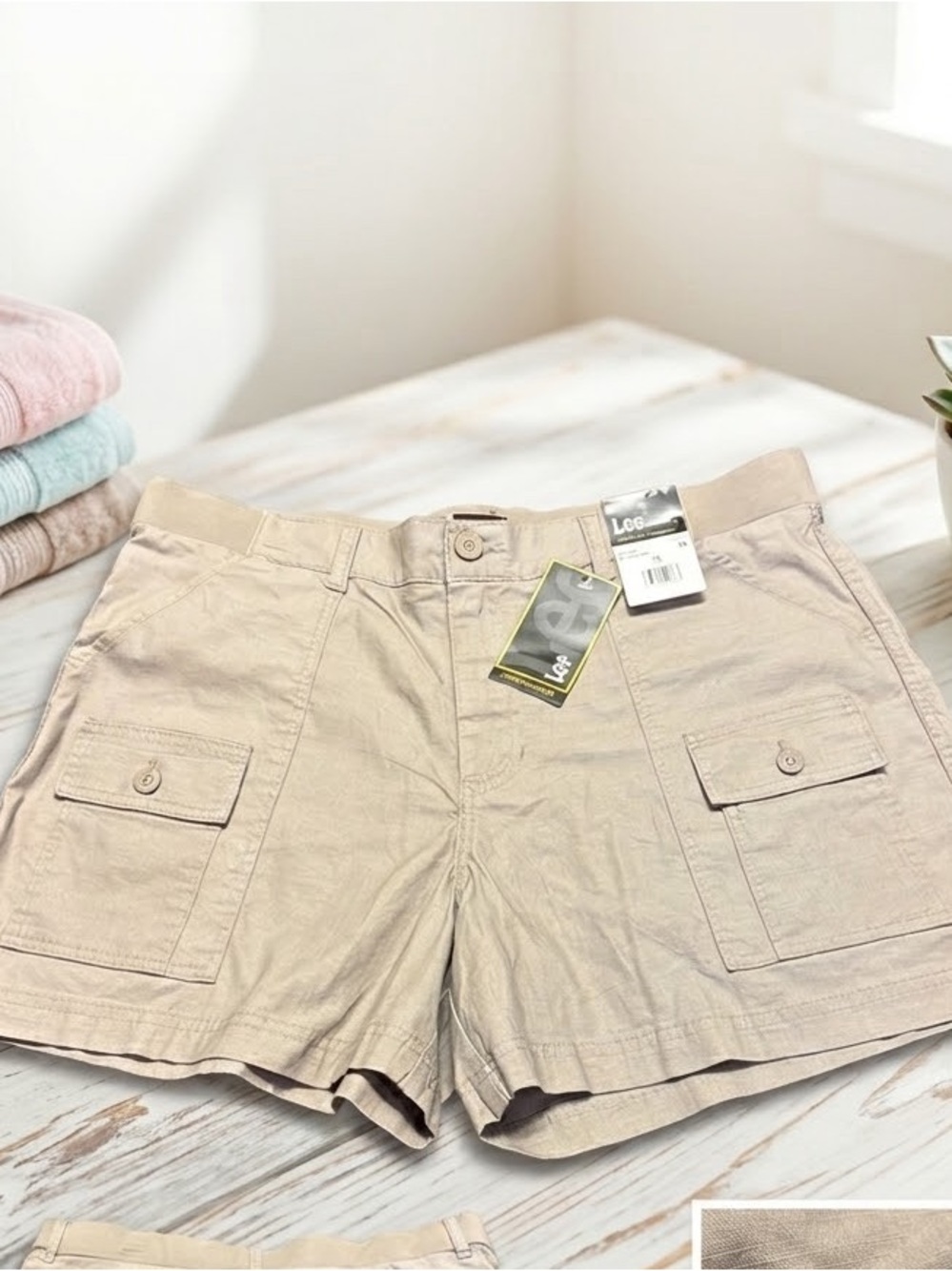Lee Women's Cargo Short with Flap Pockets Size 14. 🆕